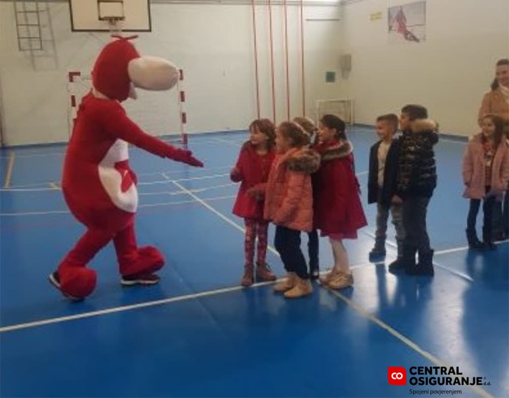 Ilustracija članka: Centralko i sveti Nikola darovima razveselili mališane