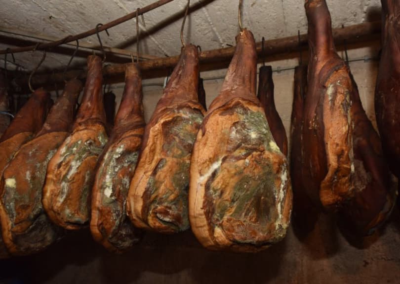 Ilustracija članka: Urnebesna metoda sušenja pršuta u Imotskom