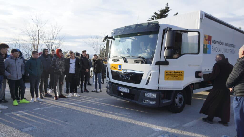 Ilustracija članka: Obrtničko-industrijska škola Imotski bogatija za jedan novi kamion