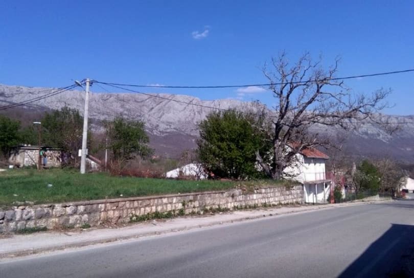 Ilustracija članka: Odrekli se asfalta za selo kako bi pomogli samohranoj majci s četvero djece