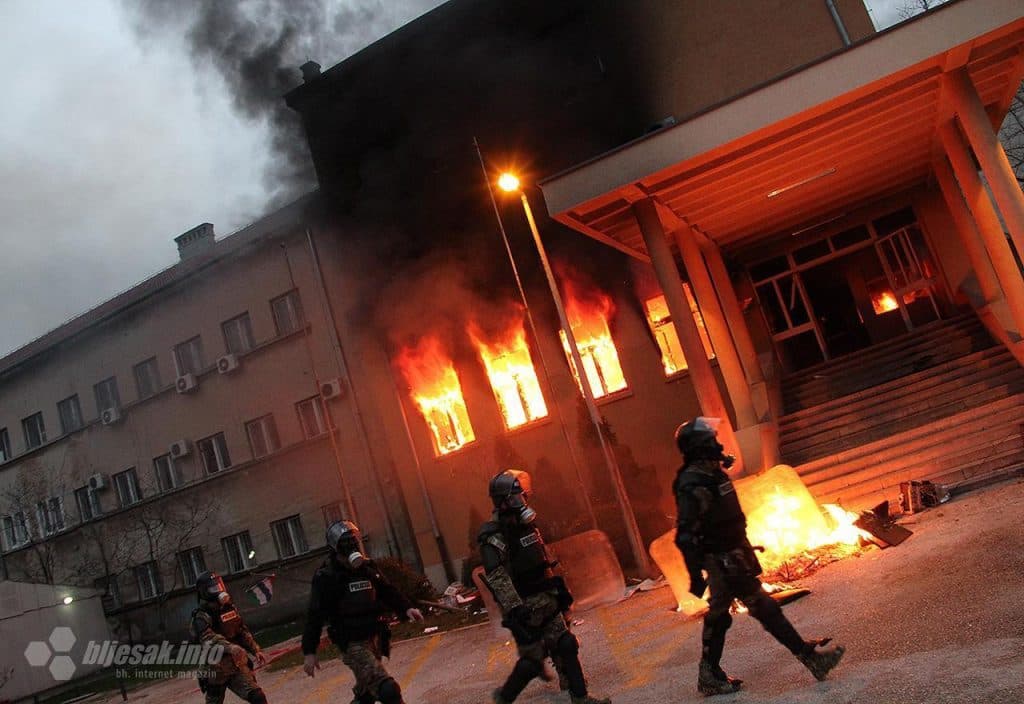 Ilustracija članka: Osam godina od prosvjeda u Mostaru i paljenja institucija