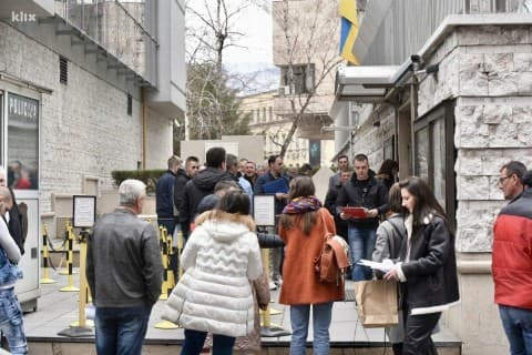 Ilustracija članka: Dok političari pregovaraju, 50 metara dalje građani u redu čekaju vize za odlazak iz BiH