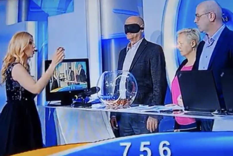 Ilustracija članka: I to je BiH: Bubanj s lopticama zakazao, brojeve izvlačili ručno s povezom na očima