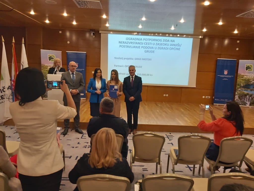 Ilustracija članka: PREKOGRANIČNA SURADNJA 110 000 kn za postavljanje podova u zgradi općine Grude