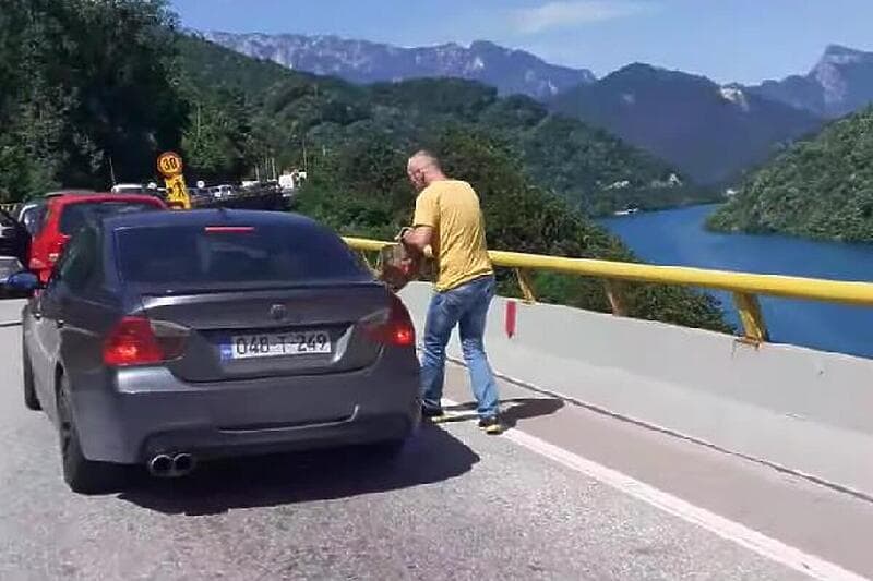Ilustracija članka: Iz BMW-a pokušao baciti smeće u Neretvu, drugi vozač sve mu je ugurao natrag u auto