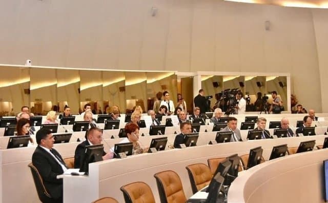 Ilustracija članka: Umjesto akciza i smanjenja cijena goriva, političari digli sebi plaću 500 maraka