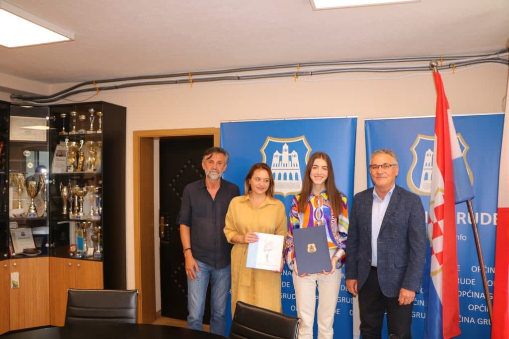 Ilustracija članka: Mia Prlić najbolja učenica 55. generacije Srednje škole A. B. Šimića Grude