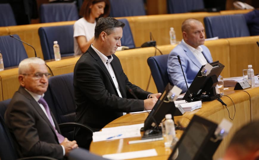 Ilustracija članka: Dom naroda BiH ukinuo trošarine na gorivo: Još jedan korak do potvrđivanja odluke