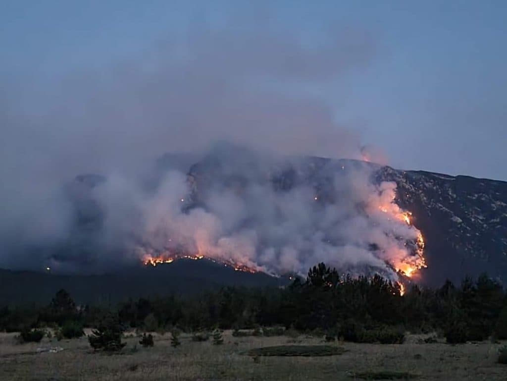 Ilustracija članka: Fra Josip Vlašić: Hvala vama koji molite i tako bdijete nad svima koji se bore s vatrom!