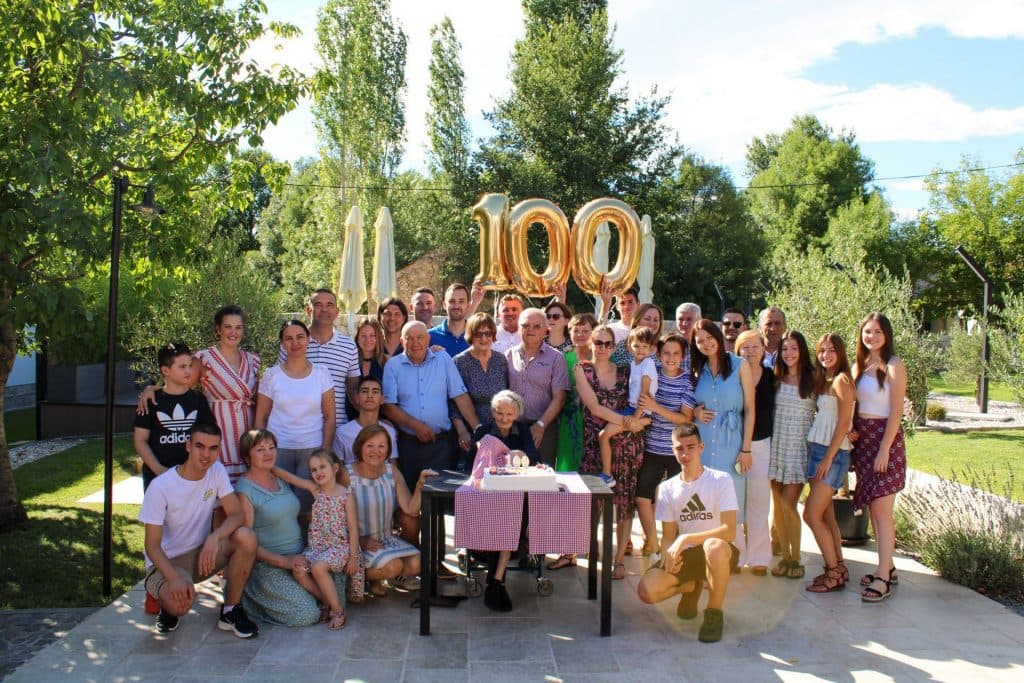FOTO: Baka Milka iz Gruda proslavila 100. rođendan