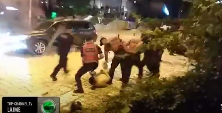 Ilustracija članka: VIDEO | Neredi nakon utakmice u Tirani; zaštitari tukli Ultrase dok su ležali na podu