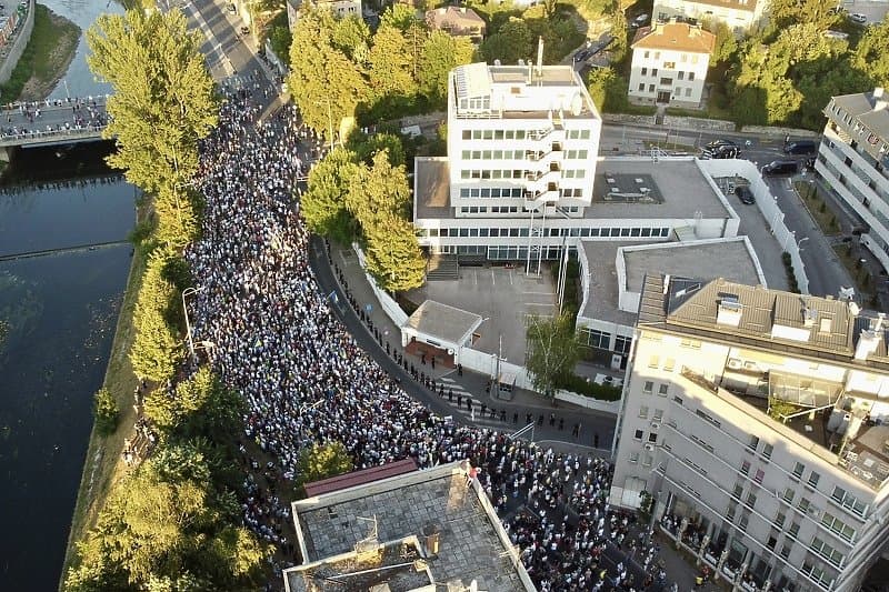 Ilustracija članka: U Sarajevu prosvjed pred Schmidtovim uredom: “Ne želimo izmjene izbornog zakona”