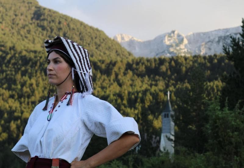 Ilustracija članka: Ornela Vištica kao Diva Grabovčeva: “Ovu ulogu posvećujem svojoj baki”