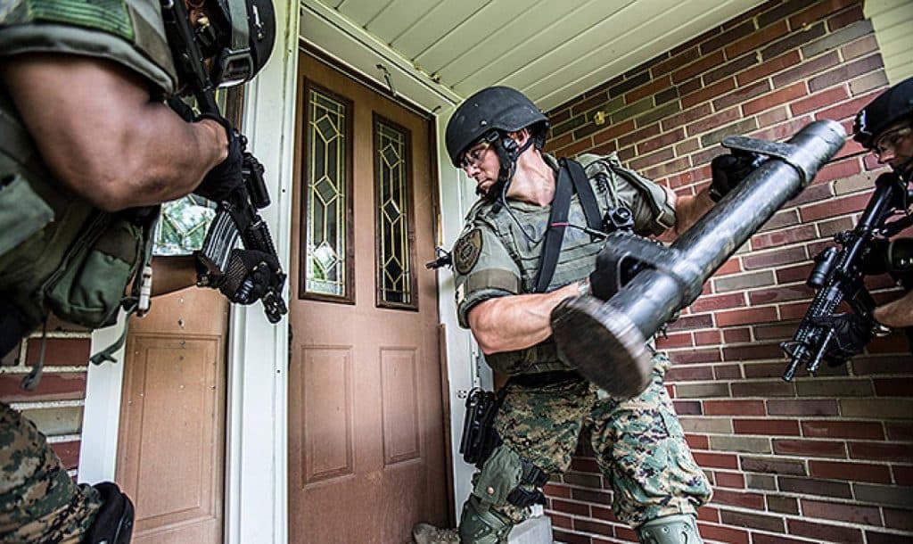 Ilustracija članka: Policija pretresa Hercegovinu: Pronađeni oružje, droga, streljivo…