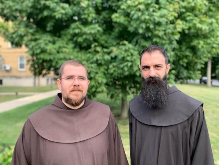 Ilustracija članka: Đakonsko ređenje Gruđanina fra Alojzija Slavka Anđelića i fra Slavena Tomića u Chicagu