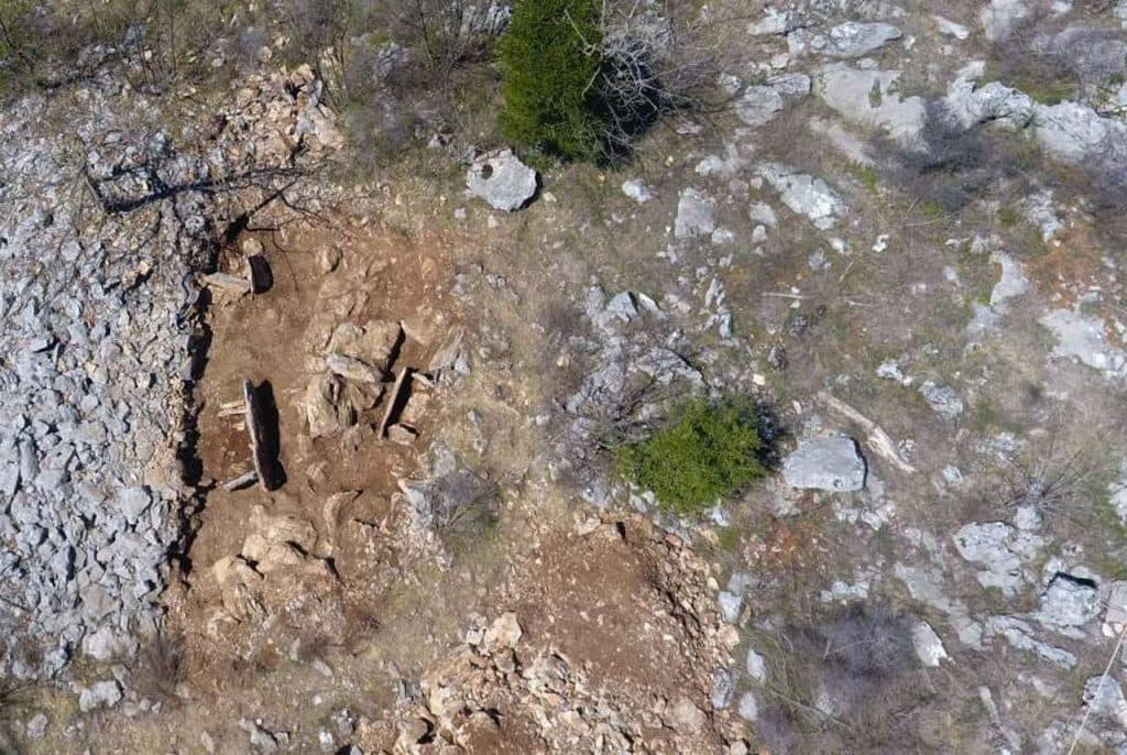 Ilustracija članka: Pogledajte stručno izvješće o arheološkim istraživanjima na nalazištima Pećina na Zaskoku (Peć Mlini) i gomila-1 (Petnjik) Drinovci