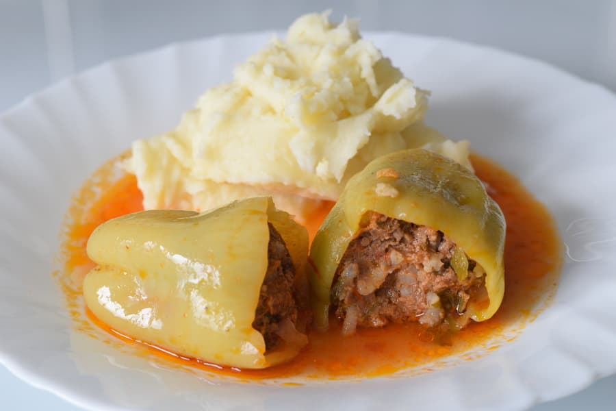 Ilustracija članka: U Parlamentu BiH se netko otrovao punjenim paprikama