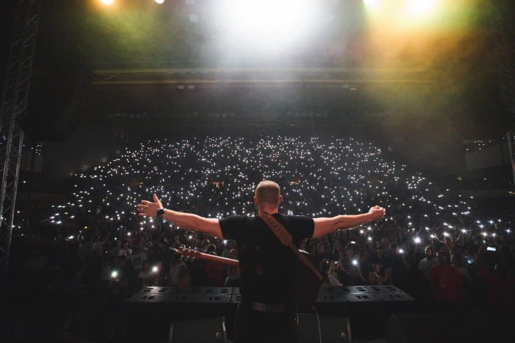 Ilustracija članka: Puna dvorana Gripe slavila Boga s popularnim pjevačem duhovne glazbe, na koncertu se skupilo 6 tisuća ljudi