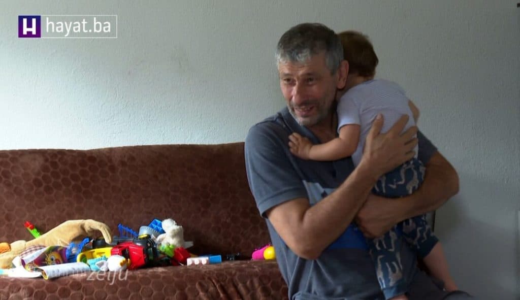 Ilustracija članka: Djed iz BiH brine o četvero unučadi koju su napustili njegov sin i snaha