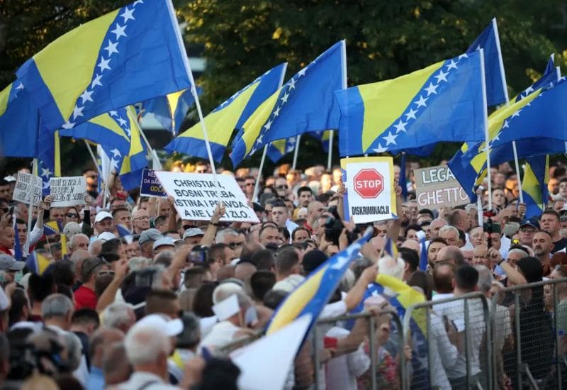 Ilustracija članka: Najavljeni prosvjedi ispred OHR-a: Grupa građana traži povlačenje Schmidtovih odluka