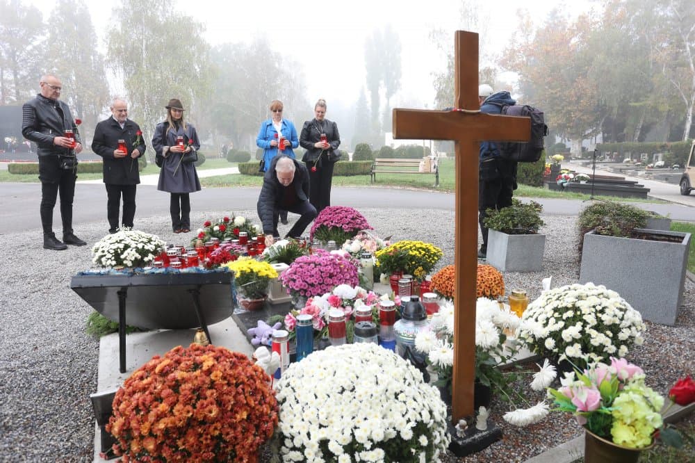 Ilustracija članka: Milan Bandić konačno dobiva spomenik na Mirogoju