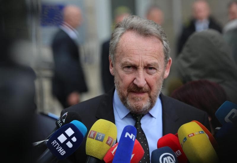Ilustracija članka: Izetbegović: HDZ ne želi da njihova djeca sjede sa malim Srbima ili Bošnjacima