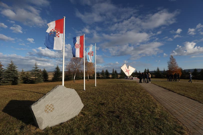 Ilustracija članka: Zapaljena zastava kod spomenika vukovarskim braniteljima na Kupresu