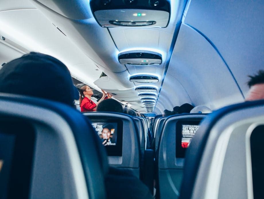 Ilustracija članka: Putnici zrakoplova unutar Europske unije moći će u potpunosti koristiti svoje mobitele tijekom leta