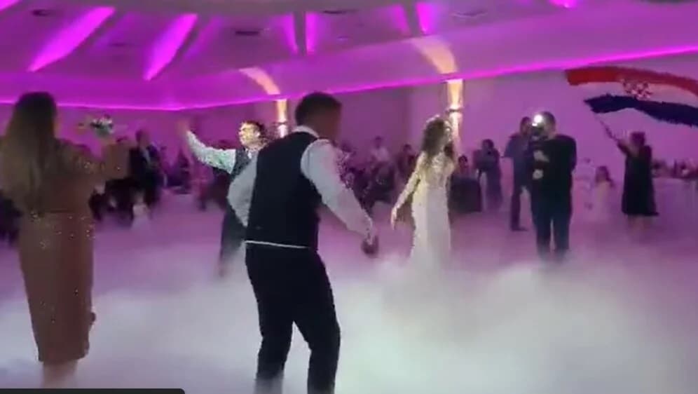 Ilustracija članka: “Tuđi čovik nikada neće razumit”: Mladenci u Imotskom prvim plesom proslavili ulazak u brak i pobjedu Hrvatske (VIDEO)