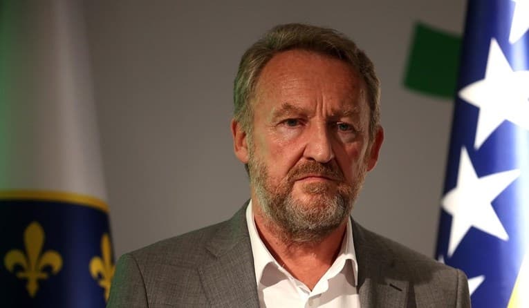 Ilustracija članka: Schmidt traži od Izetbegovića da prihvati odlazak u oporbu i ne blokira novu vlast