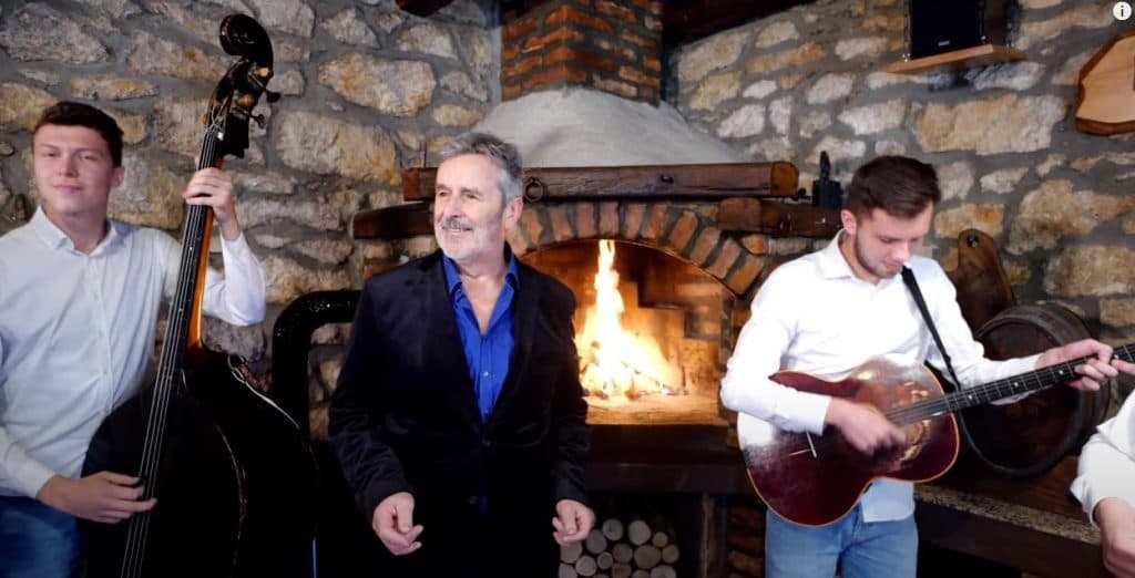 Ilustracija članka: VIDEO: Gruđanin napisao novu pjesmu za legendarnog pjevača Darka Domijana