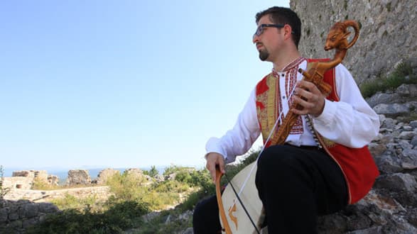 Ilustracija članka: Jure Miloš: Ne bojte se tradicije, upoznat ćete druge kulture i ljude, otvorit će vam se vidici…
