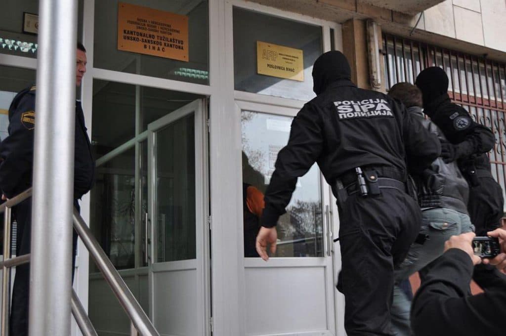 Ilustracija članka: Afera s kupljenim diplomama u BiH: “Kupovala se i na benzinskim postajama”