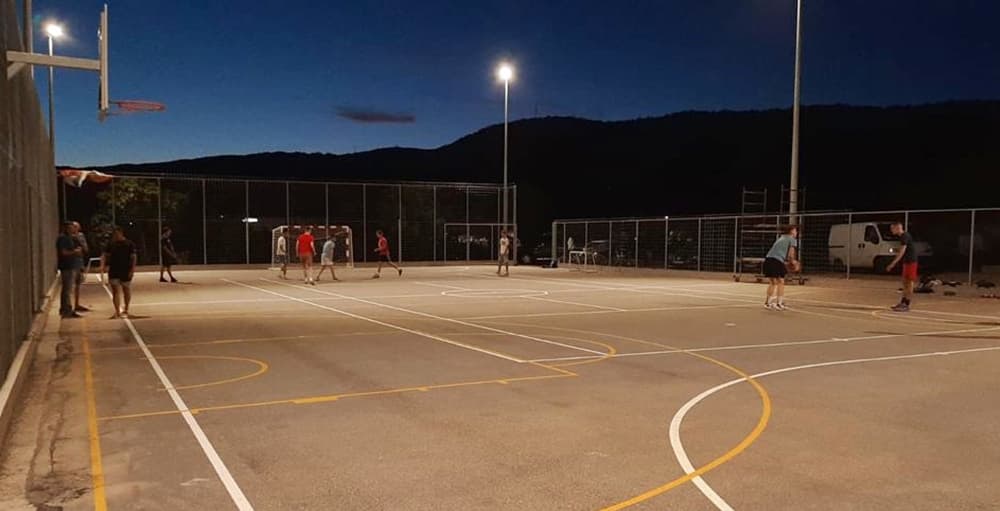 Ilustracija članka: Udruga Zagomila iz Gruda nabavkom rasvjete i zaštitne ograde završila projekt sportskog igrališta u Zagomili