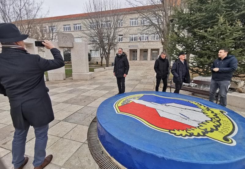 Ilustracija članka: ”Posuški Zrinjevac”: Brončana poprsja za trojicu zaslužnih Posušana