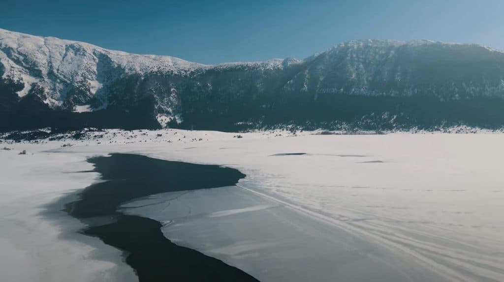 Ilustracija članka: Blidinjsko jezero okovano ledom i dalje prikazuje ljepotu prirode zimi