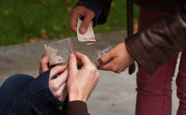 Ilustracija članka: Široki Brijeg: Zbog prodaje kokaina i marihuane uhićena 22-godišnjakinja