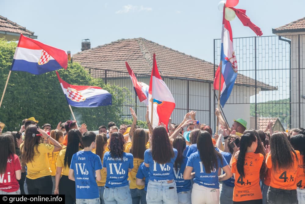 Ilustracija članka: Sve poskupljuje, kako osigurati novac za mature i maturska putovanja