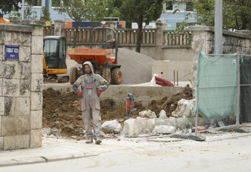 Ilustracija članka: Fratri zgrozili Makarane: zbog unosnog biznisa srušili povijesni zid i počupali drvored