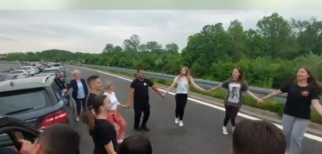 Ilustracija članka: Višesatno čekanje pretvorili u veselje: Mladi Brotnjaci zaplesali kolo na granici