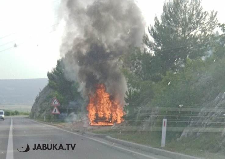 Ilustracija članka: Izgorio automobil na cesti Mostar – Široki Brijeg