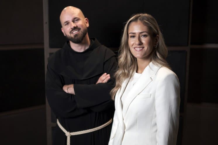 Ilustracija članka: Nova pjesma i spot fra Marina Karačića i Vanesse Mioč – Bog si vjeran