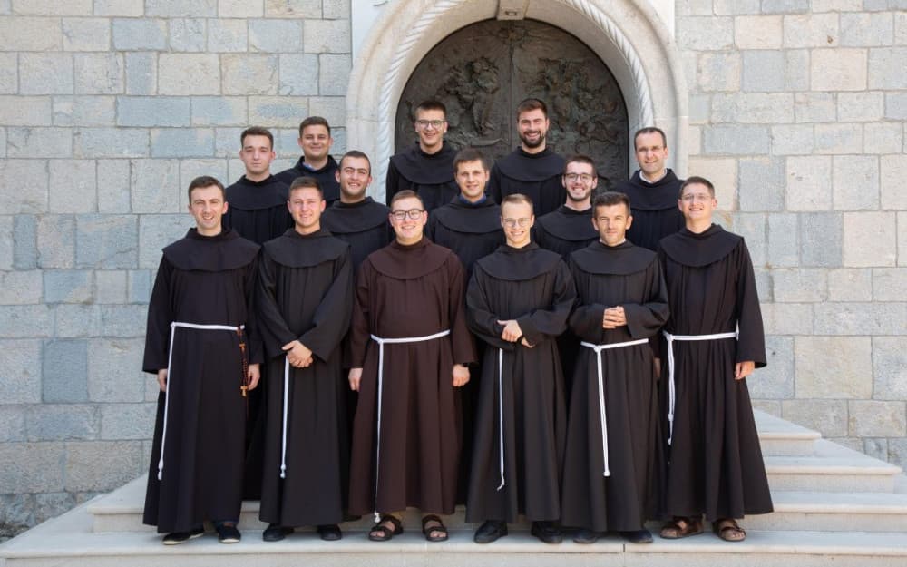 Ilustracija članka: Fra Stipe iz Ružića i fra Robert iz Drinovaca polažu prve privremene redovničke zavjete