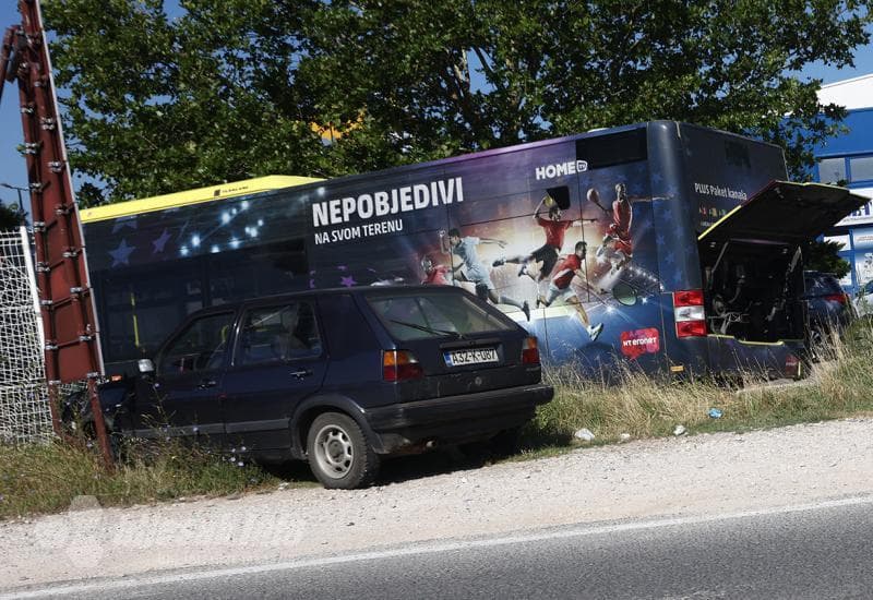 Ilustracija članka: MOSTAR: Autobus proletio kroz zaštitnu ogradu tržnog centra