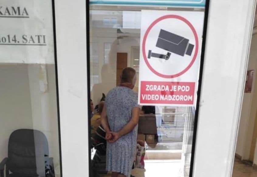 Ilustracija članka: Snašao se: Nisu mu dali u šorcu, pa se pojavio u haljini!