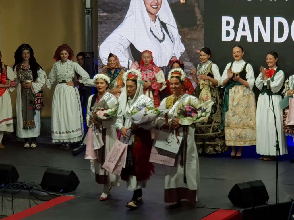 Ilustracija članka: Mona Bandov iz SAD-a najljepša Hrvatica u narodnoj nošnji