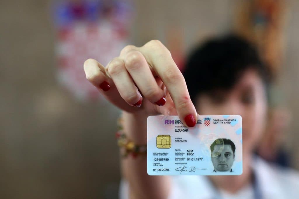 Ilustracija članka: Tko sve u 2026. mora po novu hrvatsku osobnu iskaznicu i koje su kazne za kašnjenje