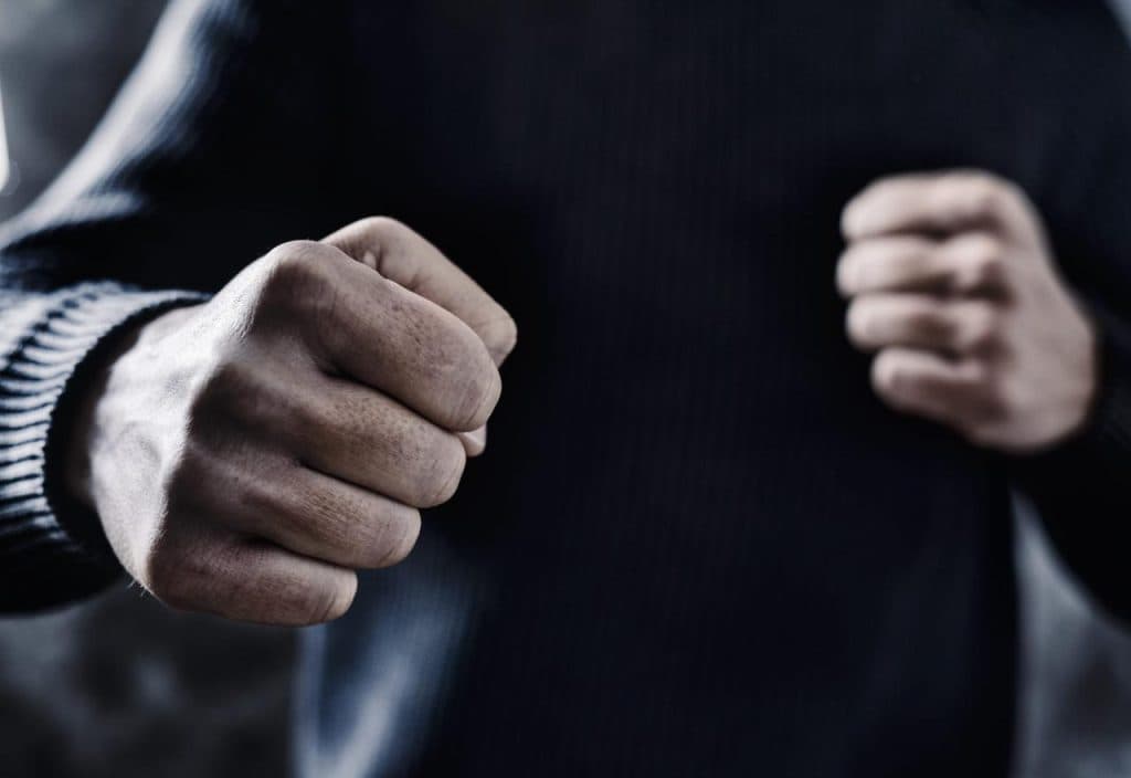 Ilustracija članka: Kaos u Neumu: Masovna tučnjava, prometne nesreće, oštećena bašta pizzerije…