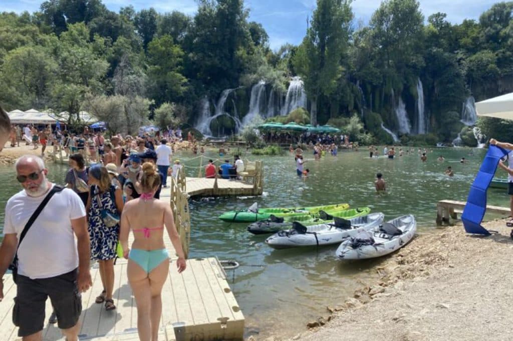 Ilustracija članka: Ogromni redovi za ulazak na vodopad Kravica