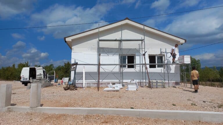 Ilustracija članka: Nakon 10 godina škola u Poganoj Vlaci ponovno kreće s radom